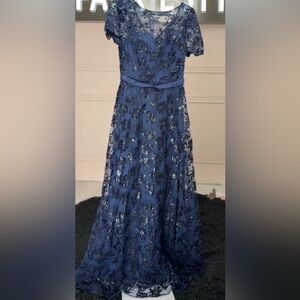 Elegant Navy Blue Lace Evening Gown